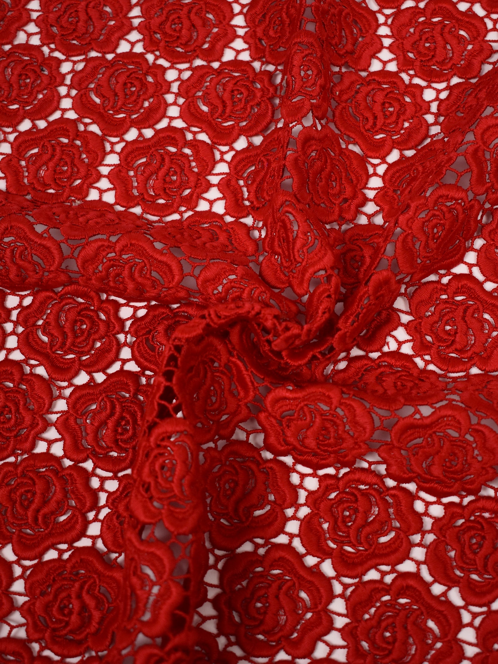 Red rose pattern macramé lace